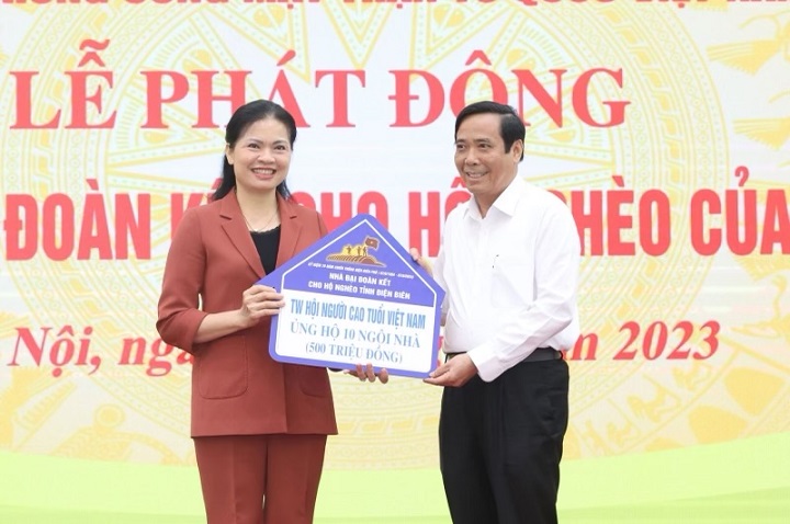 Thay mặt Hội NCT Việt Nam, Chủ tịch Nguyễn Thanh Bình trao tặng biểu trưng ủng hộ 10 ngôi nhà Đại đoàn kết trị giá 500 triệu đồng cho hộ nghèo tỉnh Điện Biên